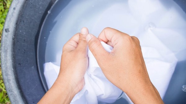 Cách Giặt Áo Thun Đồng Phục Giúp Giữ Màu Y Như Mới