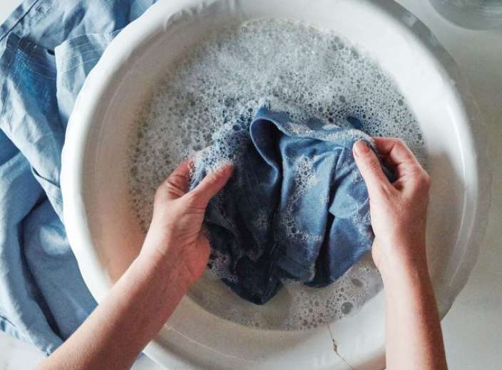 Cách Giặt Áo Thun Đồng Phục Giúp Giữ Màu Y Như Mới